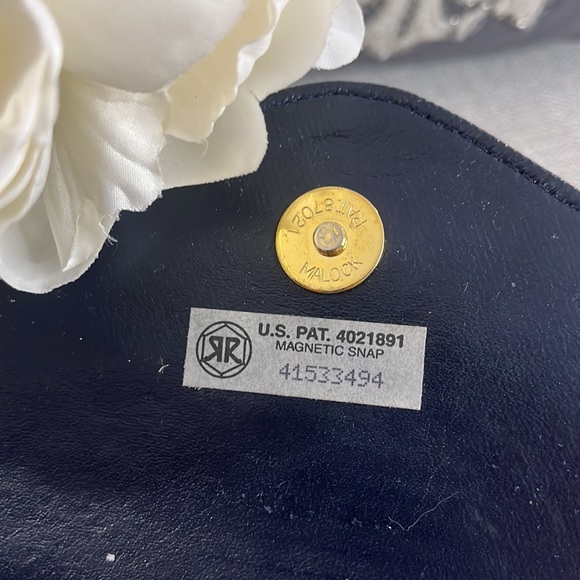 ⭐️Monet Vintage Navy Genuine Blue Leather Gold Chain Crossbody⭐️Rich looking! - Picture 4 of 10